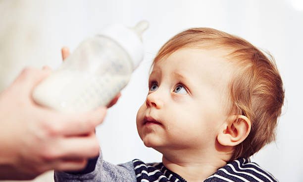 Why switch from bottle to cup for toddlers- 4 reasons to know.